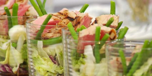 салат с тунцом гриль в стаканчике