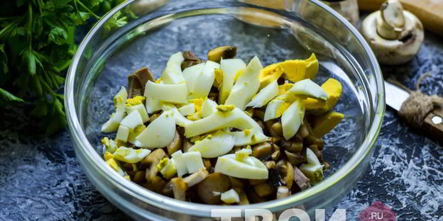 салат с языком и грибами