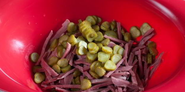 салат с языком и маринованными огурцами