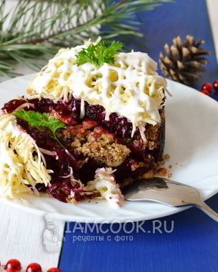 Салат со свеклой, грецкими орехами и сыром