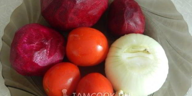 салат со свеклой, помидорами и луком на зиму