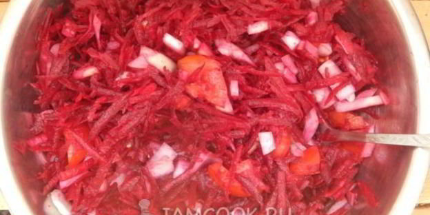 салат со свеклой, помидорами и луком на зиму
