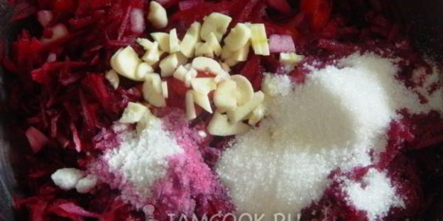 салат со свеклой, помидорами и луком на зиму