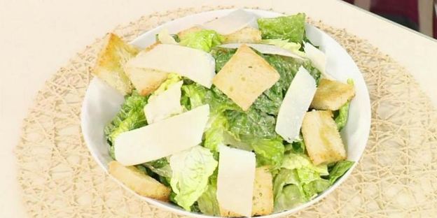 классический салат цезарь