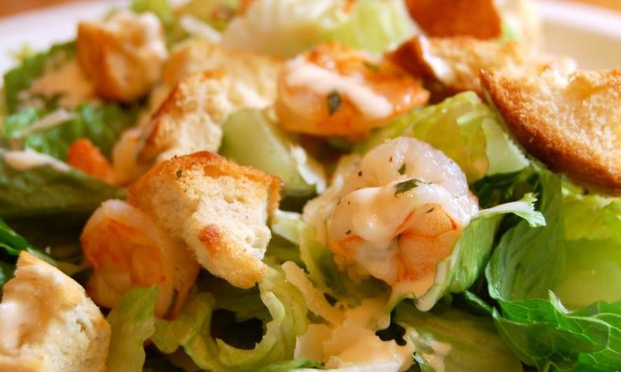 Рецепт салата цезарь с креветками