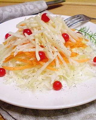 Салат Витаминный с капустой и клюквой