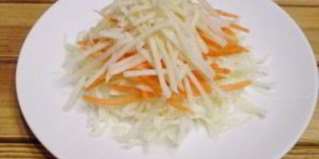 салат витаминный с капустой и клюквой