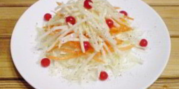 салат витаминный с капустой и клюквой