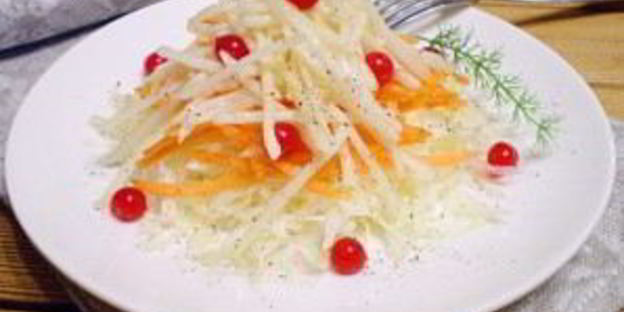 салат витаминный с капустой и клюквой