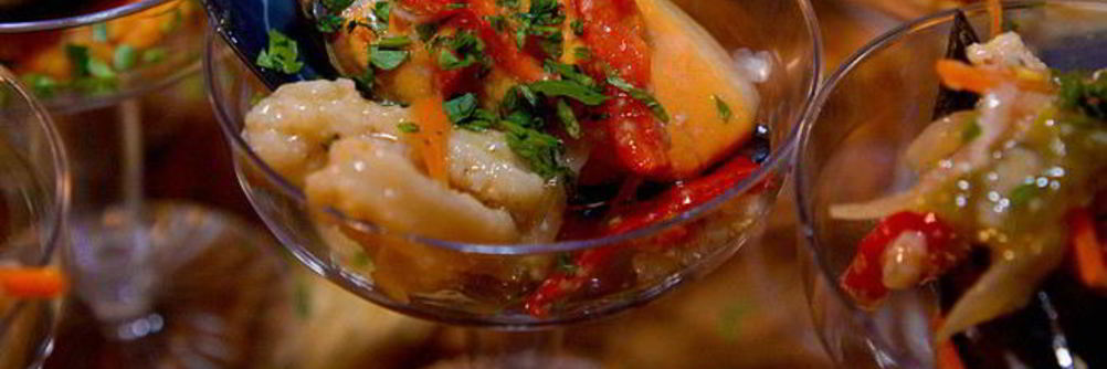 Салаты с морским коктейлем, замороженным и маринованным