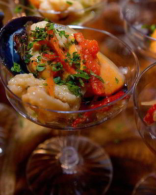 Салаты с морским коктейлем, замороженным и маринованным