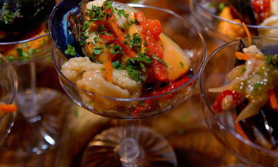 Рецепт салатов с морским коктейлем, замороженным и маринованным