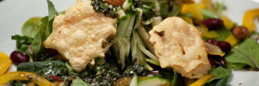 Свежий салат с красной фасолью и сырными чипсами