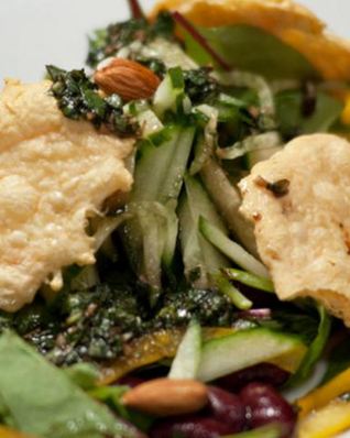 Свежий салат с красной фасолью и сырными чипсами