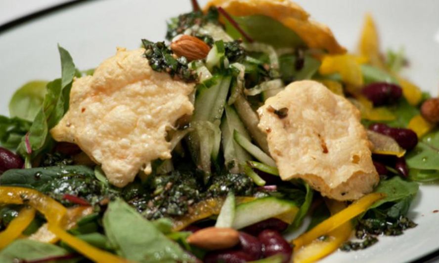 Рецепт свежего салата с красной фасолью и сырными чипсами