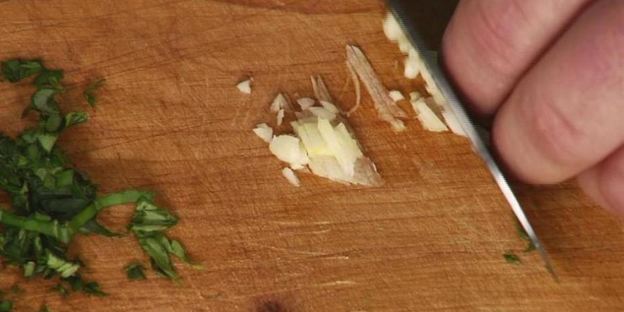 свежий салат с красной фасолью и сырными чипсами