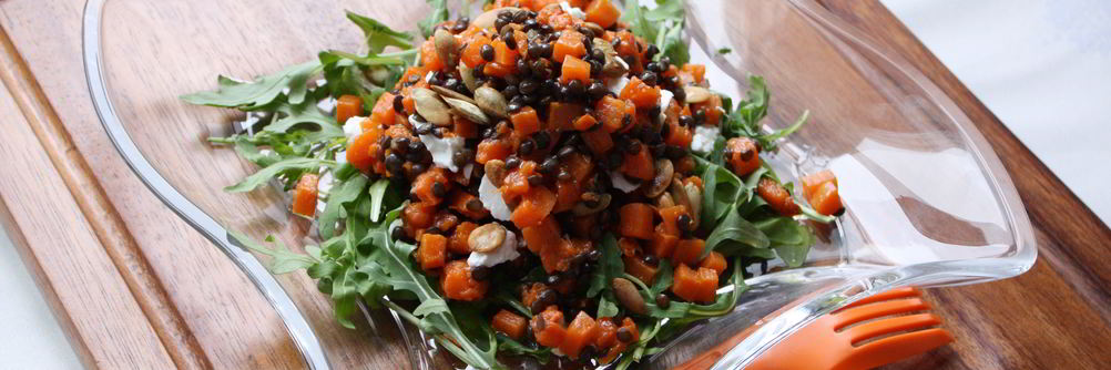 Теплый пряный салат с козьим сыром, тыквой и черной чечевицей