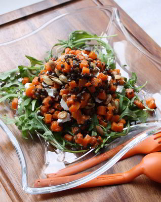 Теплый пряный салат с козьим сыром, тыквой и черной чечевицей