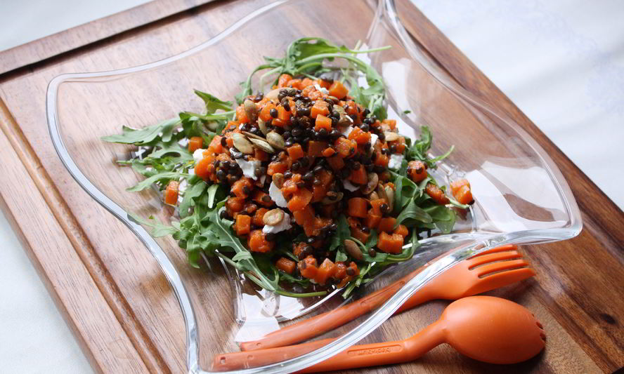 Рецепт теплого пряного салата с козьим сыром, тыквой и черной чечевицей