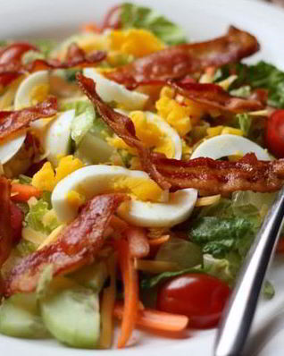 Теплый салат с беконом и яйцами без майонеза