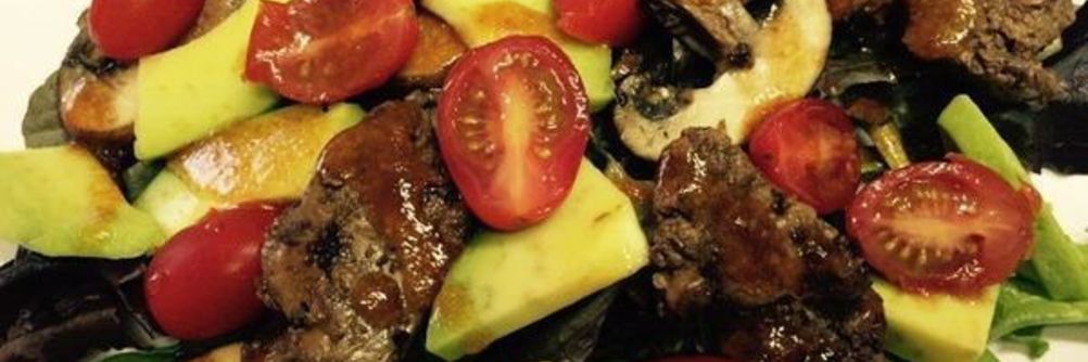 Теплый салат с куриной печенью, грибами и авокадо