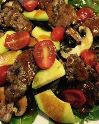 Теплый салат с куриной печенью, грибами и авокадо