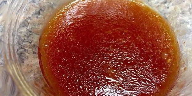 теплый салат с куриной печенью, грибами и авокадо