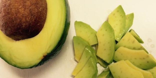 теплый салат с куриной печенью, грибами и авокадо