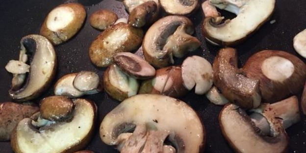 теплый салат с куриной печенью, грибами и авокадо