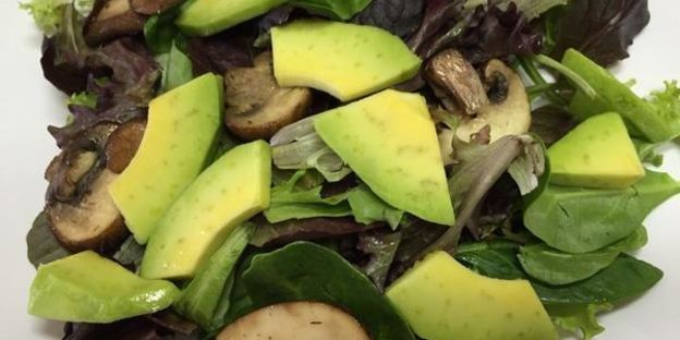 теплый салат с куриной печенью, грибами и авокадо