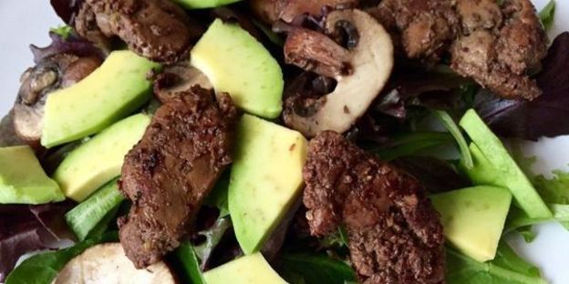 теплый салат с куриной печенью, грибами и авокадо
