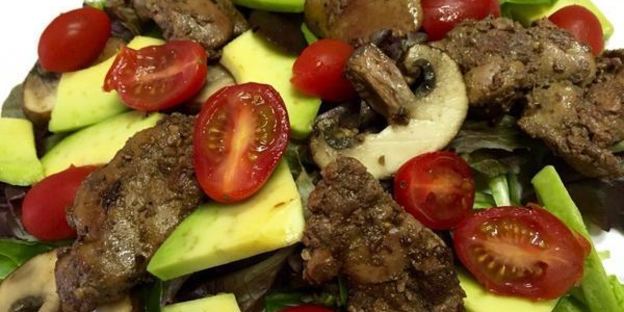 теплый салат с куриной печенью, грибами и авокадо