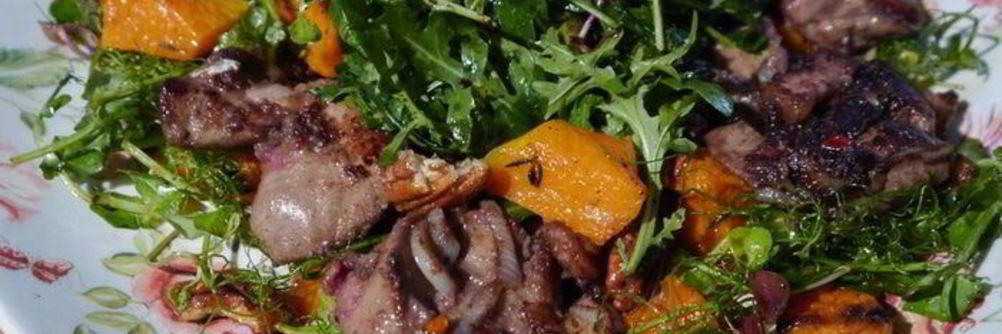 Теплый салат с куриной печенью, тыквой и копченой грудинкой