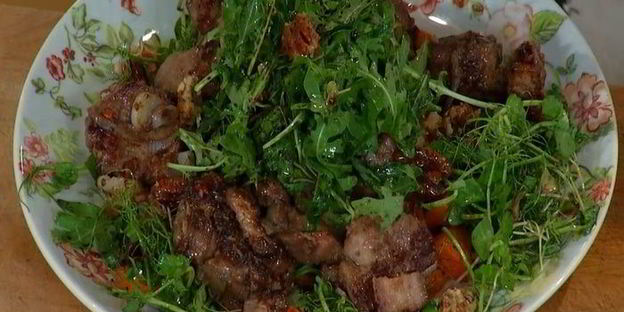 теплый салат с куриной печенью, тыквой и копченой грудинкой