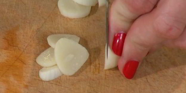 теплый салат с куриной печенью, тыквой и копченой грудинкой