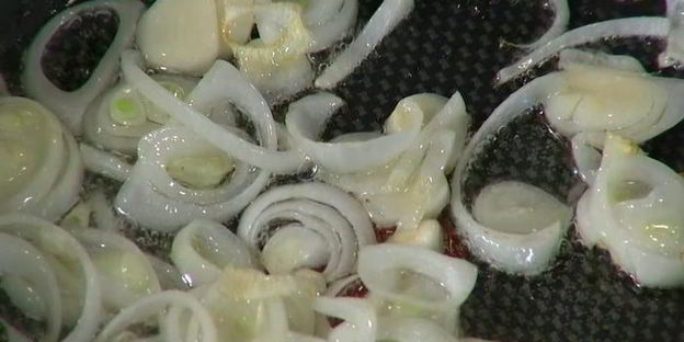 теплый салат с куриной печенью, тыквой и копченой грудинкой