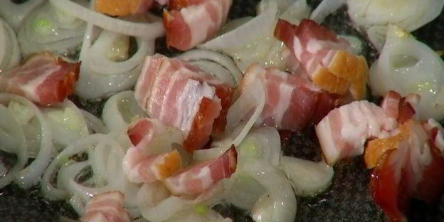 теплый салат с куриной печенью, тыквой и копченой грудинкой