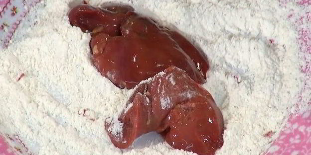 теплый салат с куриной печенью, тыквой и копченой грудинкой