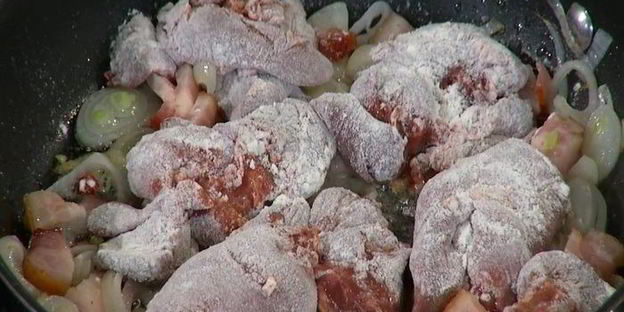 теплый салат с куриной печенью, тыквой и копченой грудинкой