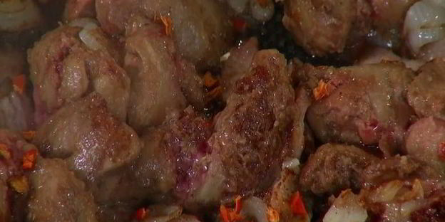 теплый салат с куриной печенью, тыквой и копченой грудинкой