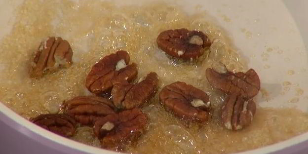 теплый салат с куриной печенью, тыквой и копченой грудинкой