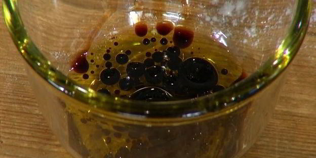 теплый салат с куриной печенью, тыквой и копченой грудинкой