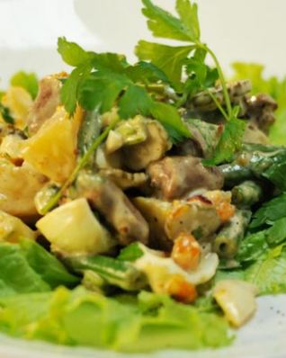 Теплый салат с куриными сердечками