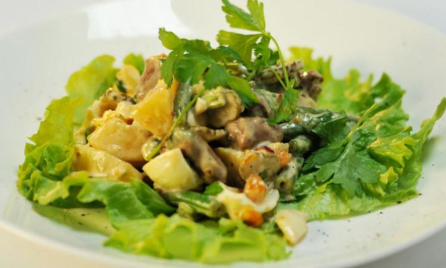 Рецепт теплого салата с куриными сердечками