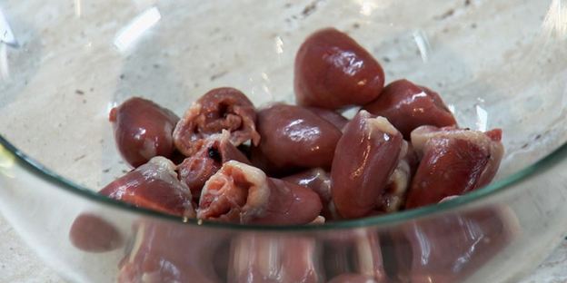 теплый салат с куриными сердечками