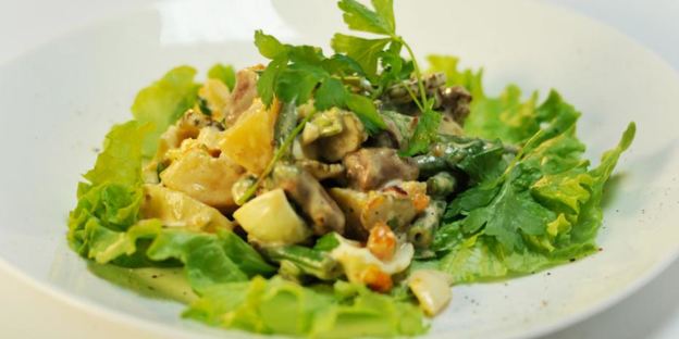 теплый салат с куриными сердечками