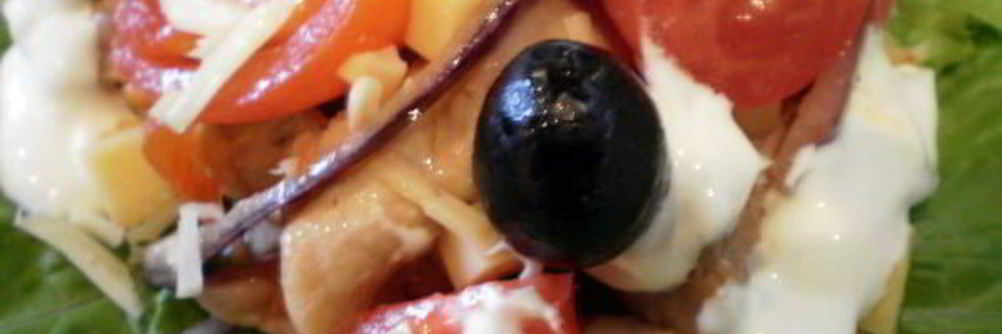 Теплый салат с курицей и помидорами