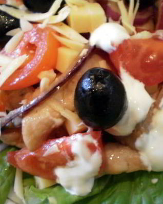 Теплый салат с курицей и помидорами