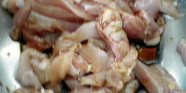 теплый салат с курицей и помидорами