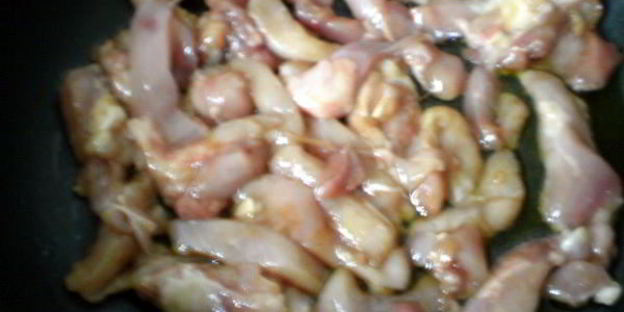 теплый салат с курицей и помидорами